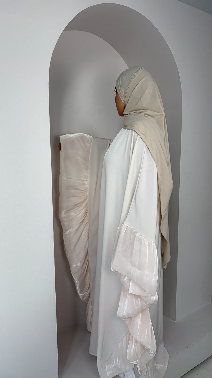 Abaya Fara sha satin premium avec manches Organza