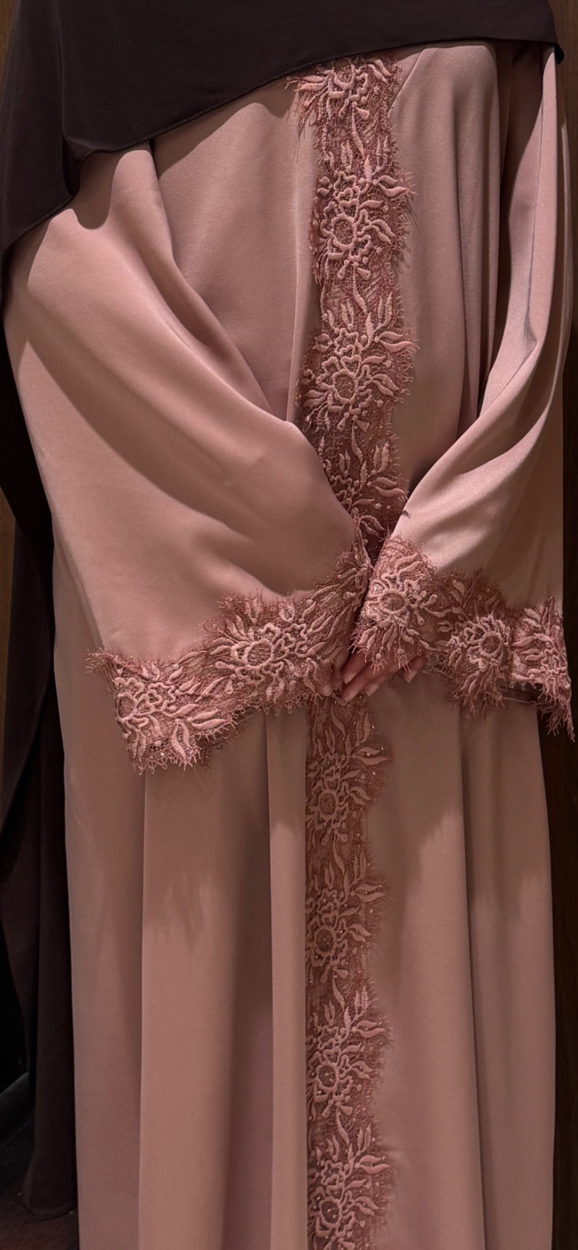 Abaya guipure florale avec strass en soie de Médine