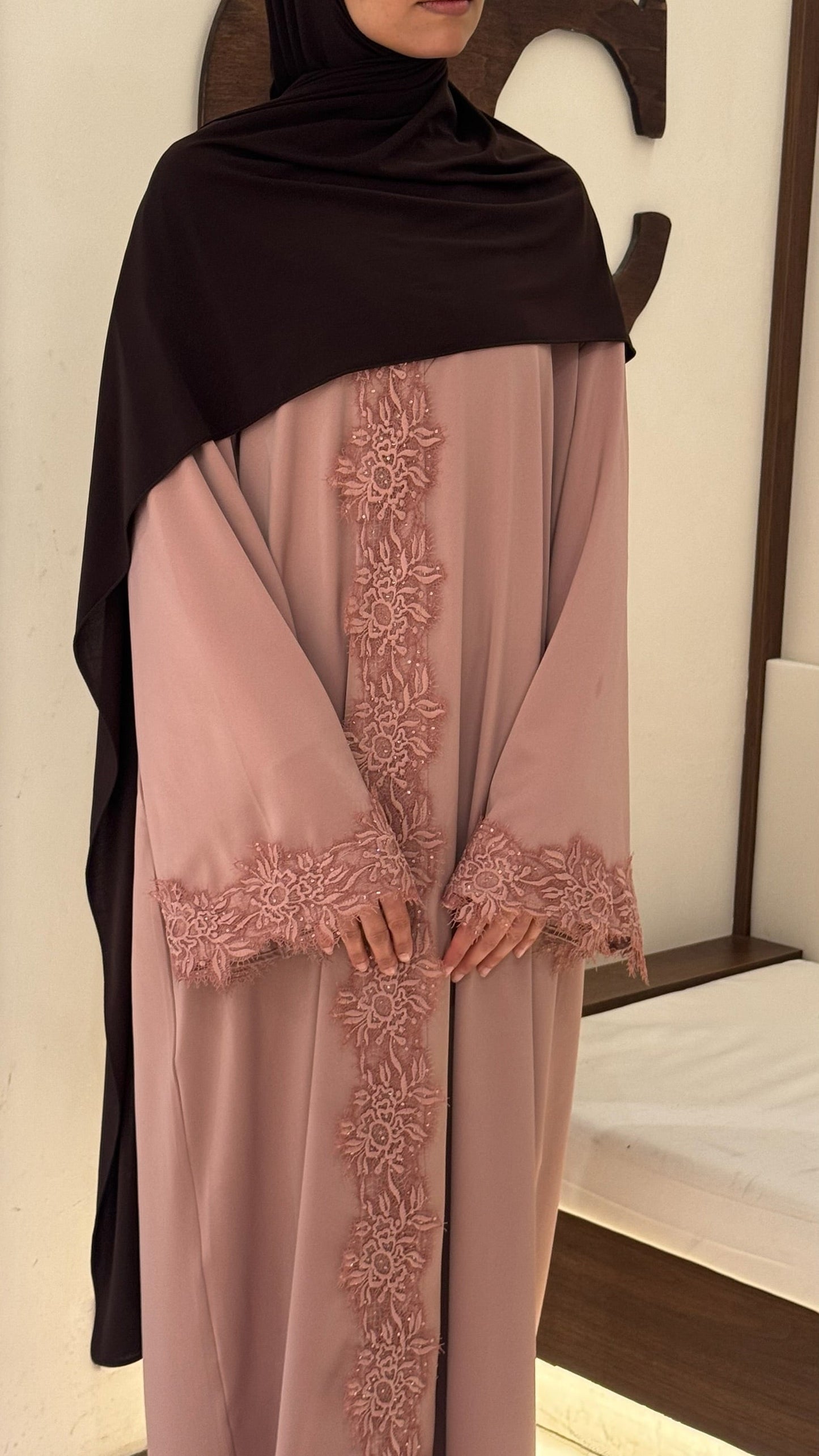Abaya guipure florale avec strass en soie de Médine