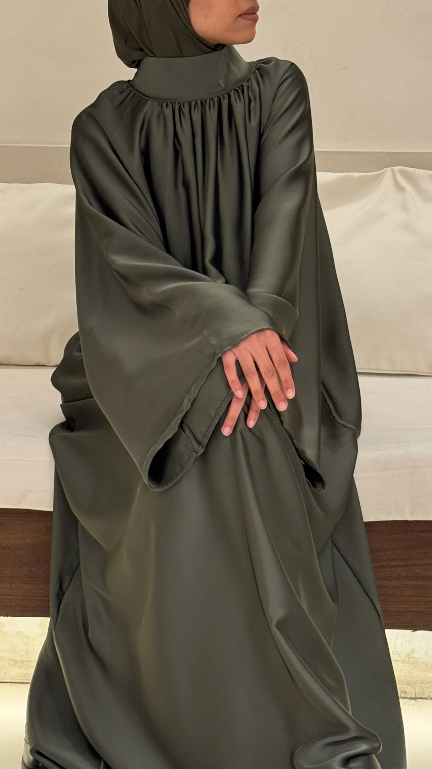 Abaya Satin Premium Col Montant Manches Larges