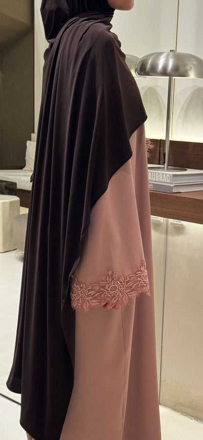 Abaya guipure florale avec strass en soie de Médine