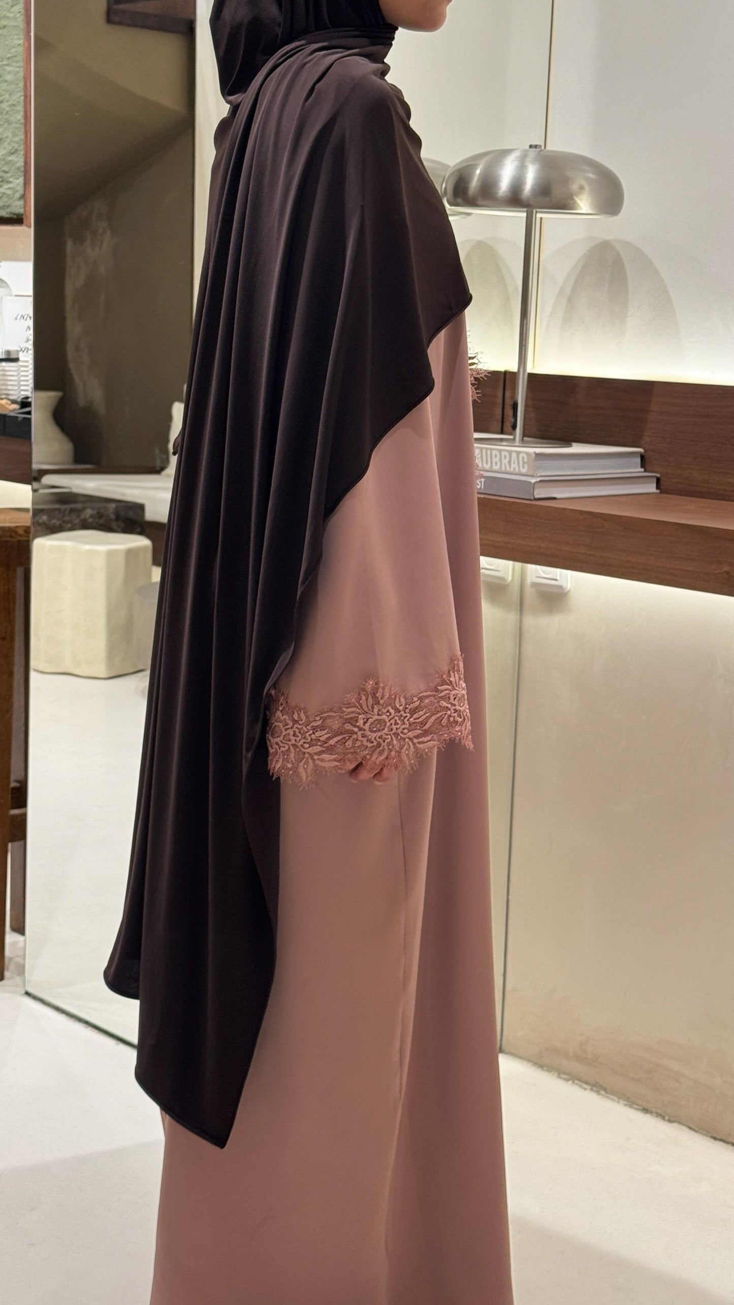 Abaya guipure florale avec strass en soie de Médine