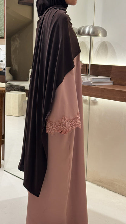 Abaya guipure florale avec strass en soie de Médine