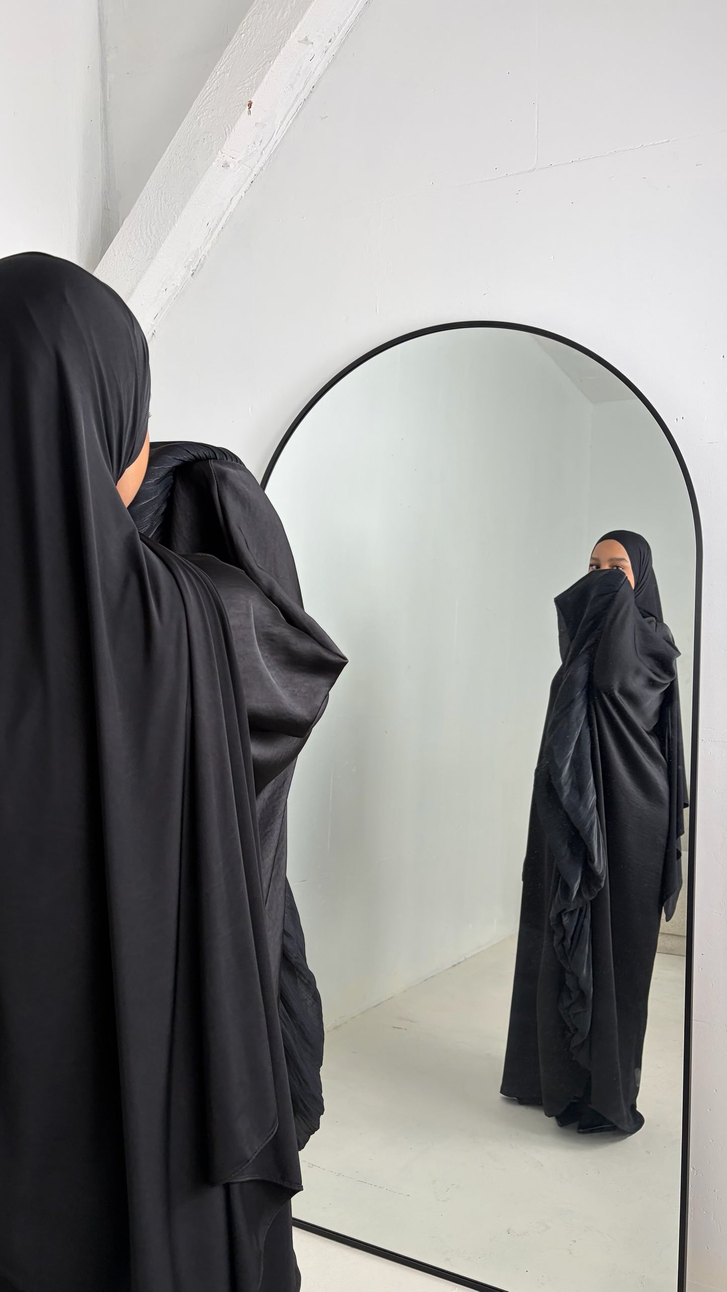 Abaya Fara sha satin premium avec manches Organza