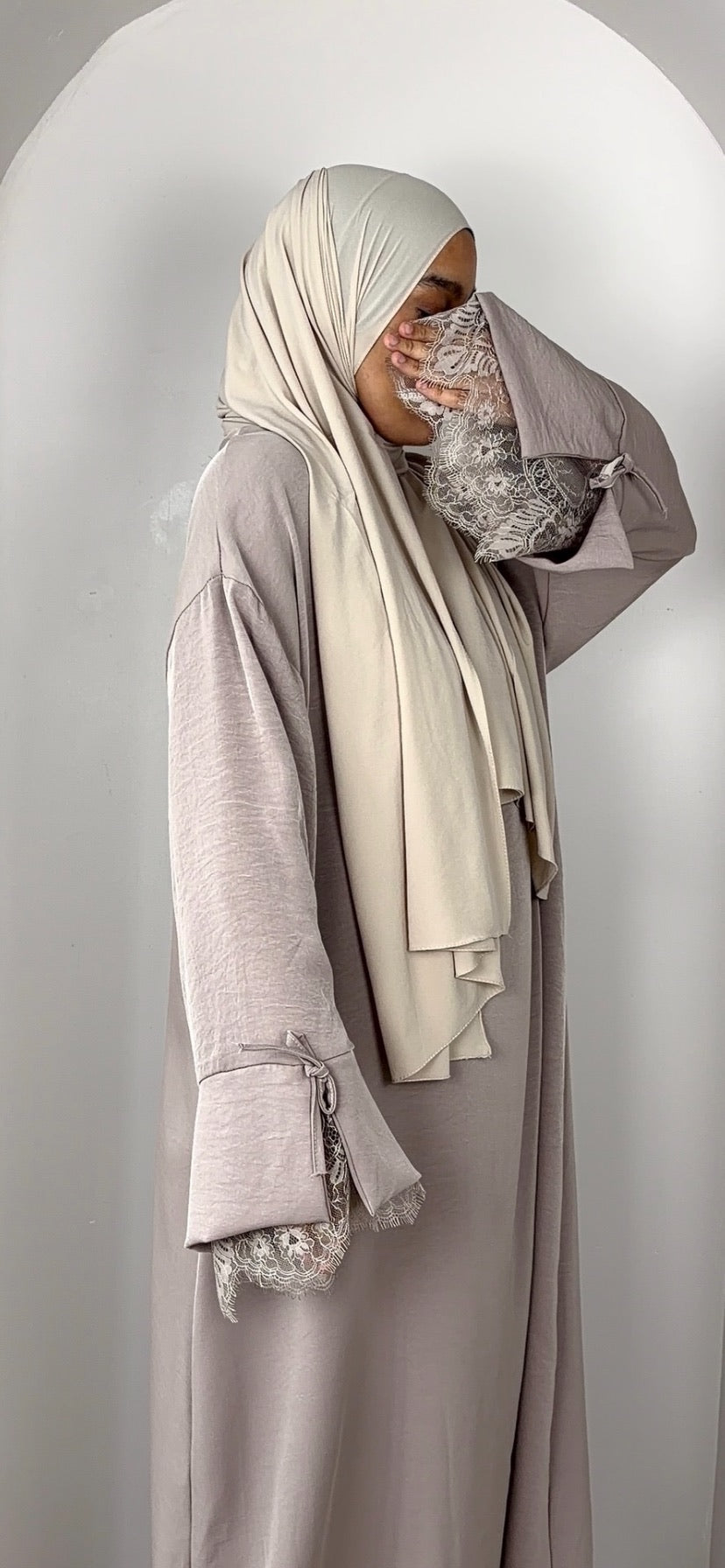 Abaya - robe longue en Jazz premium avec manches dentelle et Noeuds